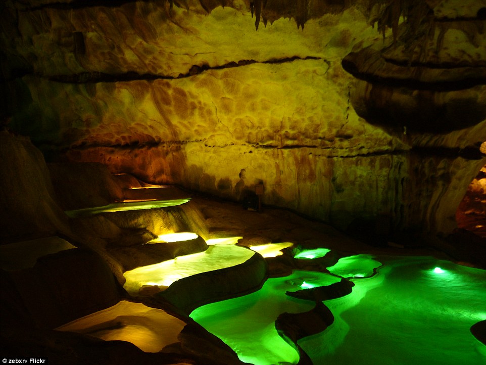 Hồ trong hang động La Grotte de St Marcel d’Ardèche giống như hồ nước nóng Pamukkale ở Thổ Nhĩ Kỳ. Hồ trong hang động La Grotte de St Marcel d’Ardèche giống như hồ nước nóng Pamukkale ở Thổ Nhĩ Kỳ.